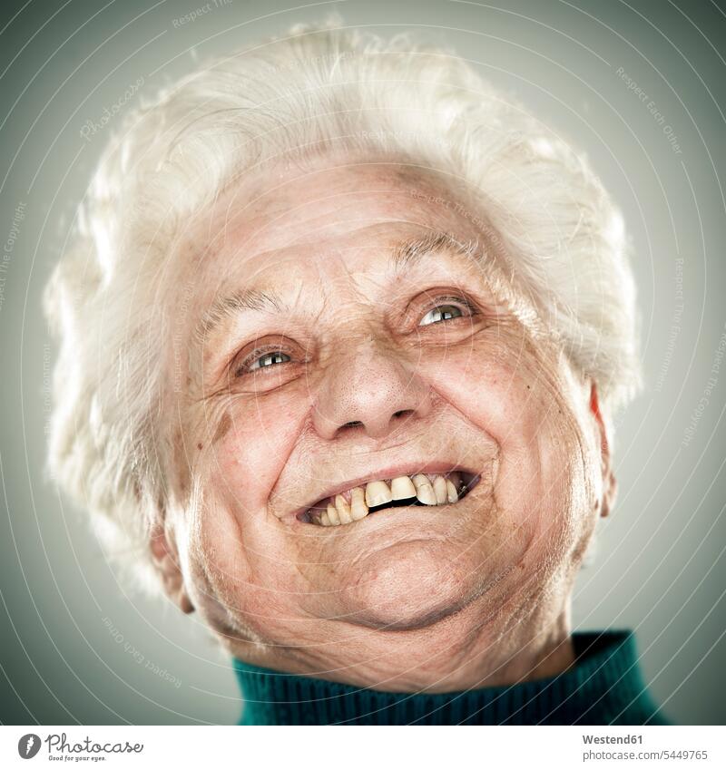 Porträt einer älteren Dame lächeln Seniorin Seniorinnen alt fröhlich Fröhlichkeit Frohsinn Heiterkeit lachen ungestellt natürlich alte altes alter Portrait