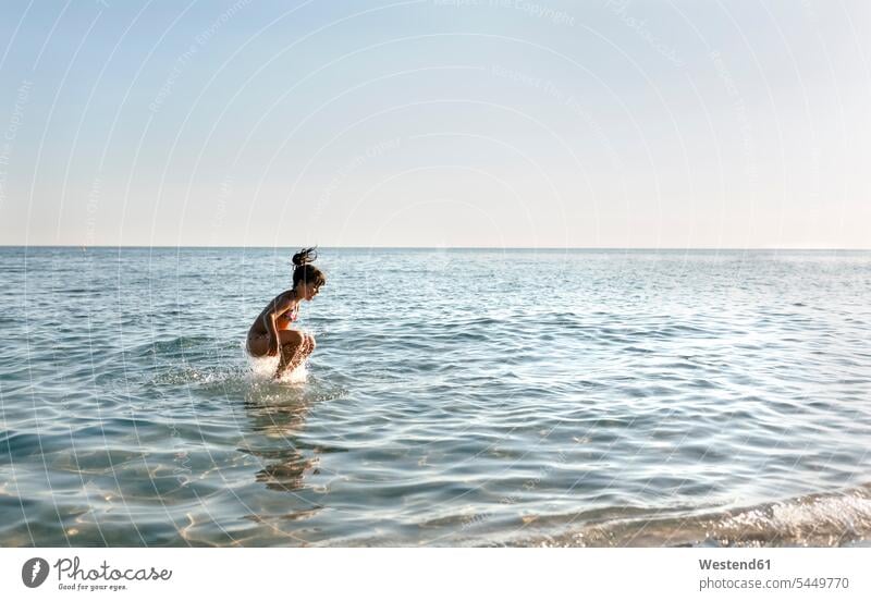 Spanien, Menorca, Mädchen springt ins Meer springen hüpfen weiblich Meere Sprung Spruenge Sprünge Kind Kinder Kids Mensch Menschen Leute People Personen
