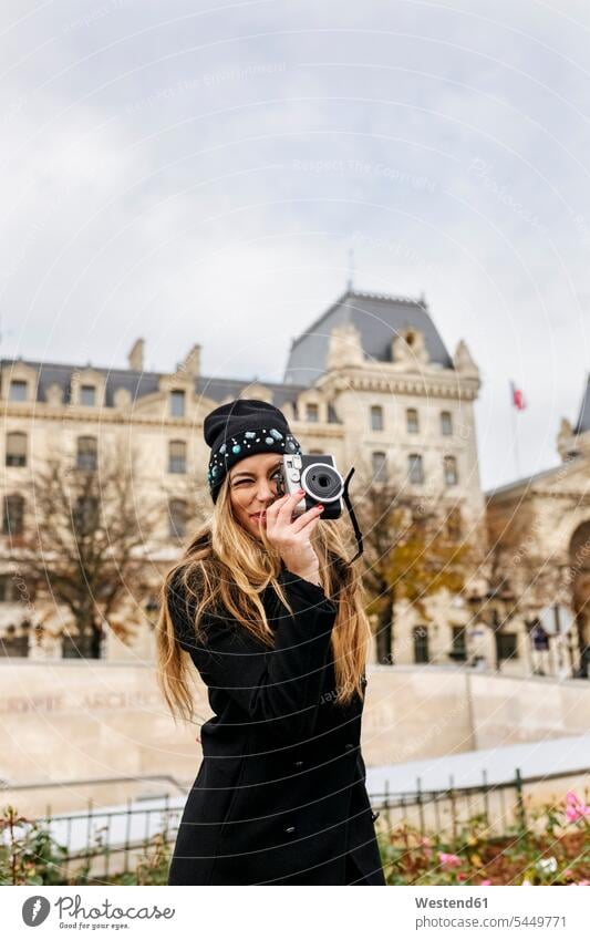Frankreich, Paris, junge Frau, die mit der Kamera fotografiert weiblich Frauen Kameras fotografieren Erwachsener erwachsen Mensch Menschen Leute People Personen