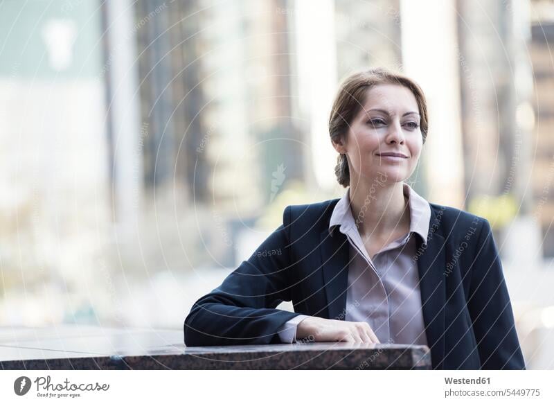 Porträt einer selbstbewussten Geschäftsfrau Geschäftsfrauen Businesswomen Businessfrauen Businesswoman lächeln Geschäftsleute Geschäftspersonen Geschäftsleben