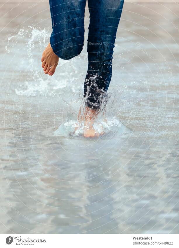 Barfuss-Laufen eines Mädchens im Schwimmbad, Nahaufnahme laufen rennen Wasserspritzer Spritzer Wasser Wasserbecken Bein Beine barfuß nackte Füße nackter Fuss