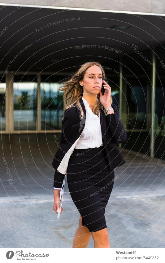 Laufende Geschäftsfrau am Telefon Geschäftsfrauen Businesswomen Businessfrauen Businesswoman gehen gehend geht telefonieren anrufen Anruf telephonieren