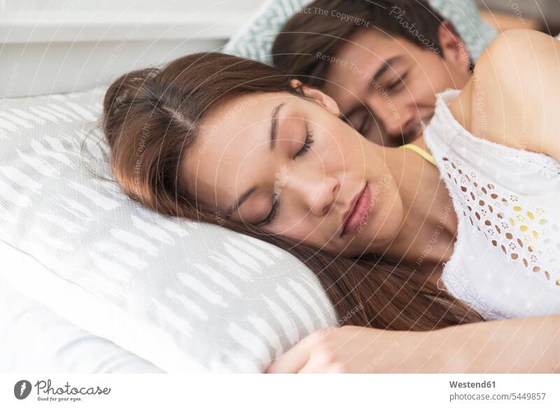 Junges Paar schläft im Bett schlafen schlafend liegen liegend liegt Betten Frau weiblich Frauen Schlaf Erwachsener erwachsen Mensch Menschen Leute People