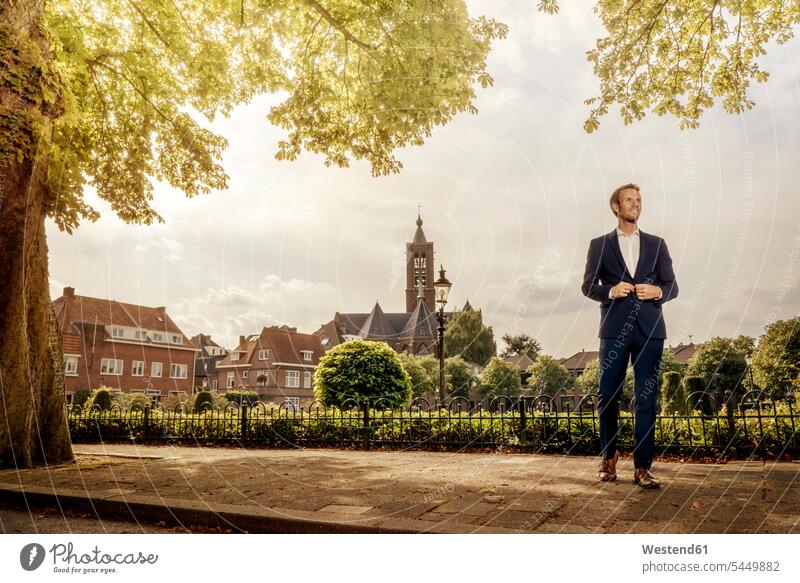 Niederlande, Venlo, Geschäftsmann auf Bürgersteig stehend Stadt staedtisch städtisch steht Businessmann Businessmänner Geschäftsmänner Außenaufnahme draußen