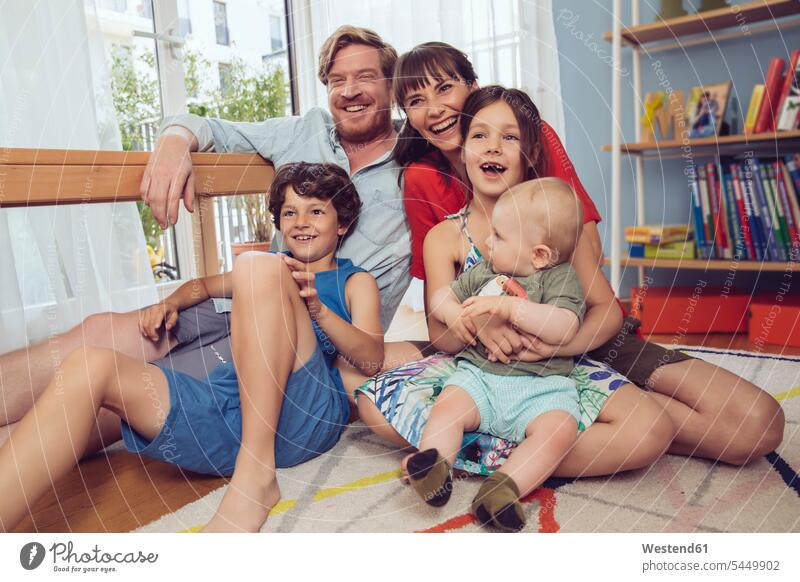 Glückliche Familie im Kinderzimmer lachen Spaß Spass Späße spassig Spässe spaßig Familien Portrait Porträts Portraits positiv Emotion Gefühl Empfindung