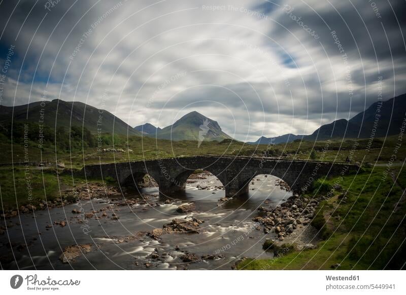 Großbritannien, Schottland, Isle of Skye, Slichigan Niemand Abgeschiedenheit Einsamkeit abgeschieden Textfreiraum Fluss Fluesse Fluß Flüsse Berg Berge