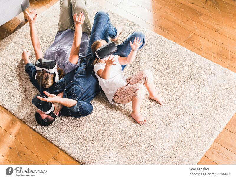 Familie benutzt VR-Brille zu Hause Teppich Teppiche Digitalisierung interaktiv Interaktivität Wearable Wearables Wearable Computer Virtual Reality Brille