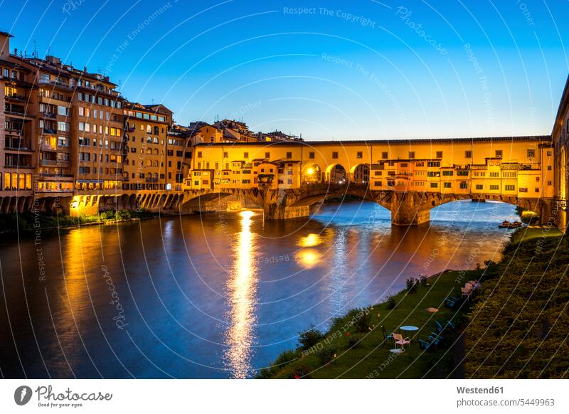 Italien, Toskana, Florenz, Blick auf den Arno und beleuchtete Ponte Vecchio zur blauen Stunde Beleuchtung historisch Mehrfamilienhaus Mehrfamilienhäuser