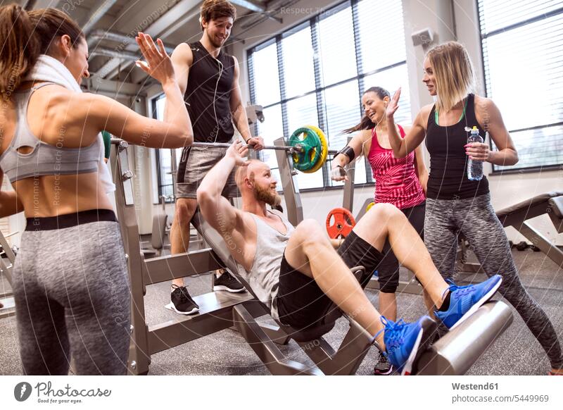 Gruppe von Personen im Fitnessstudio, die Gewichtheben trainieren Fitnessclubs Fitnessstudios Turnhalle sportlich fit Gruppe von Menschen Menschengruppe