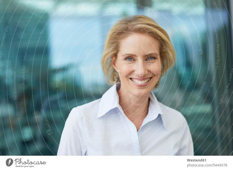 Porträt einer lachenden blonden Geschäftsfrau Geschäftsfrauen Businesswomen Businessfrauen Businesswoman Portrait Porträts Portraits Geschäftsleute