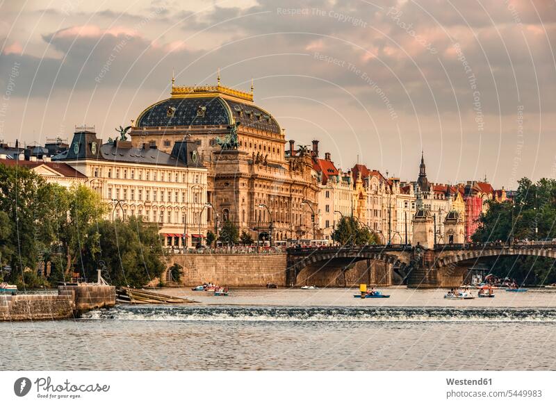Tschechien, Prag, Blick auf das Nationaltheater mit der Moldau im Vordergrund Reise Travel Karlsbrücke Karlsbruecke Reiseziel Reiseziele Urlaubsziel historisch