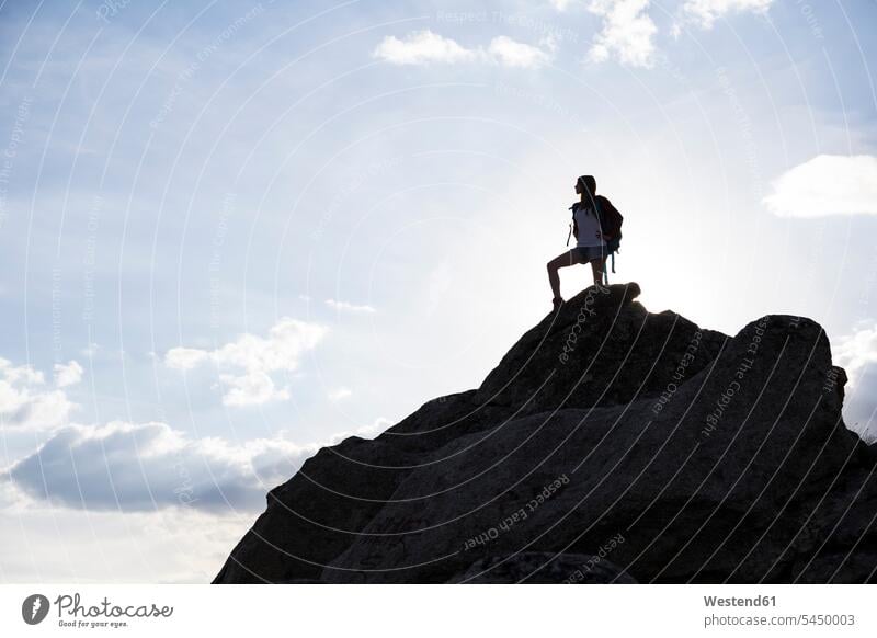 Spanien, Madrid, junge Frau auf einem Felsen, die die Landschaft beobachtet wandern Wanderung Berg Berge weiblich Frauen Gipfel Berggipfel Landschaften Gestein