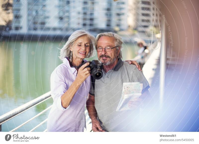 Älteres Ehepaar macht eine Städtereise, macht Fotos City Trip Kurztripp City Break glücklich Glück glücklich sein glücklichsein fotografieren Paar Pärchen Paare