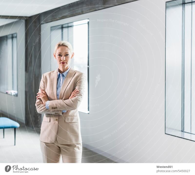 Porträt einer selbstbewussten Geschäftsfrau Geschäftsfrauen Businesswomen Businessfrauen Businesswoman Portrait Porträts Portraits stehen stehend steht