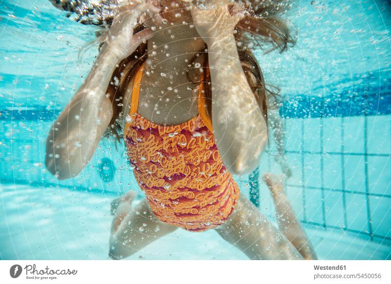 Mädchen unter Wasser im Schwimmbad Unterwasser Unterwasseraufnahme Unterwasserfoto weiblich schwimmen Schwimmbaeder Schwimmbäder Kind Kinder Kids Mensch