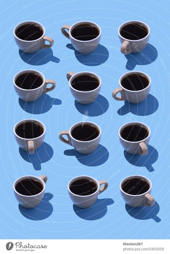 Kaffeetassen auf hellblauem Grund, 3D-Rendering Büro Office Büros Gemeinschaft Konferenz Konferenzen Porzellan Fülle Fuelle schwarzer Kaffee Team