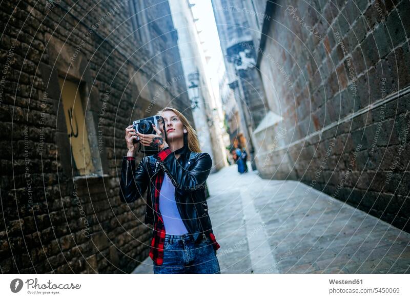 Spanien, Barcelona, junge Frau beim Fotografieren mit der Spiegelreflexkamera im Gotischen Viertel fotografieren Kamera Kameras weiblich Frauen Fotoapparat