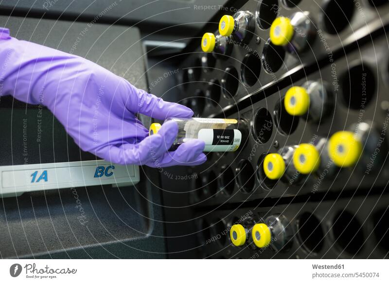 Kontrolle der mikrobiellen Kontamination Labor Labore Hand Hände Probe Muster untersuchen prüfen Wissenschaftler Arbeitsplatz Arbeitsstätte Arbeitstelle Mensch