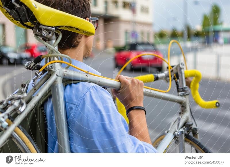 Mann trägt sein Rennrad auf der Schulter Männer männlich tragen transportieren Rennräder Erwachsener erwachsen Mensch Menschen Leute People Personen Fahrrad