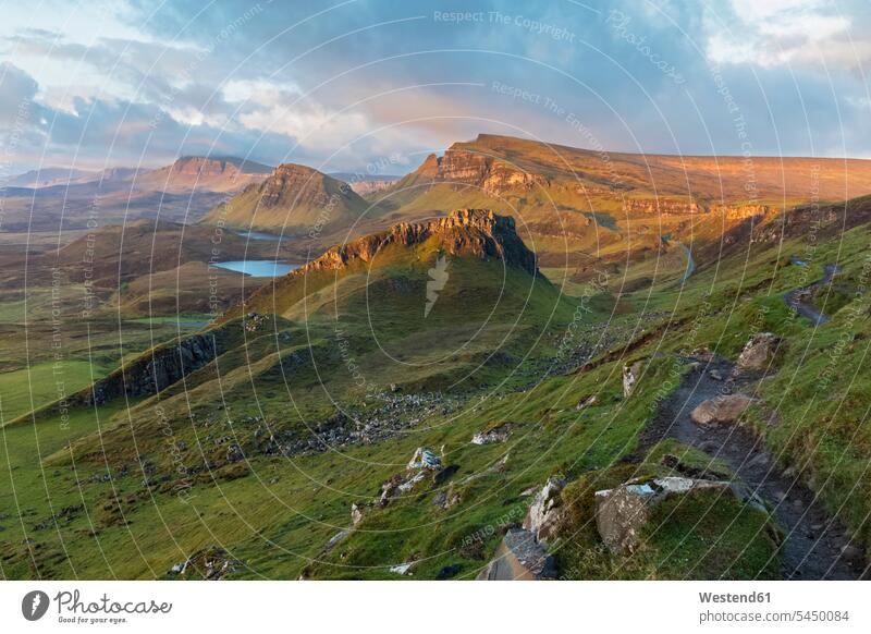UK, Schottland, Innere Hebriden, Isle of Skye, Trotternish, Morgenstimmung über Quiraing, Blick auf Loch Cleat Schatten Highland Atlantikküste Atlantikkueste