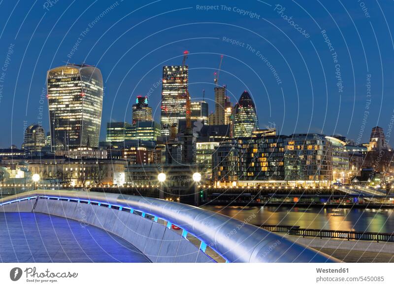 Großbritannien, London, Skyline mit Bürotürmen bei Nacht Aussicht Ausblick Ansicht Überblick Städtisches Motiv staedtisch Staedtisches Motiv Städtische Motive