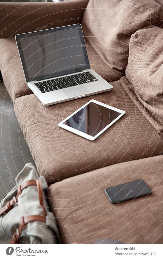Laptop, Tablet und Smartphone auf der Couch Innenaufnahme drinnen Innenaufnahmen Drahtlose Technologie drahtlose Verbindung Drahtlose Kommunikation
