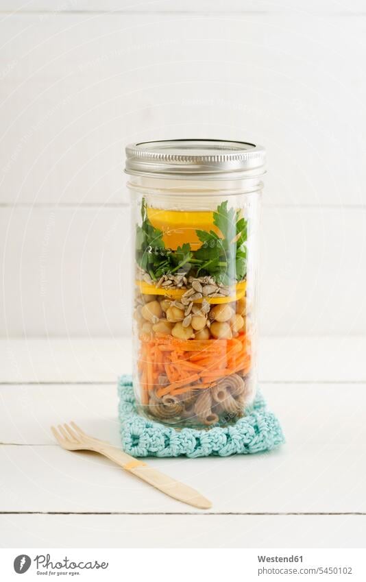 Veganer gemischter Salat im Glas mit Vollkornnudeln, Kichererbsen und Gemüse Zucchini Zucchinis gefaltet gelbe Zucchini Gesunde Ernährung Ernaehrung