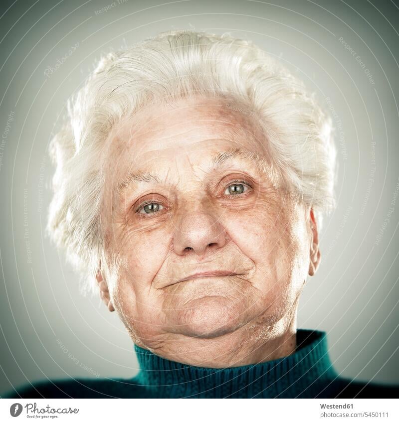 Porträt einer älteren Dame alt alte altes alter Seniorin Seniorinnen ungestellt natürlich Portrait Porträts Portraits Senioren Frau weiblich Frauen Erwachsener