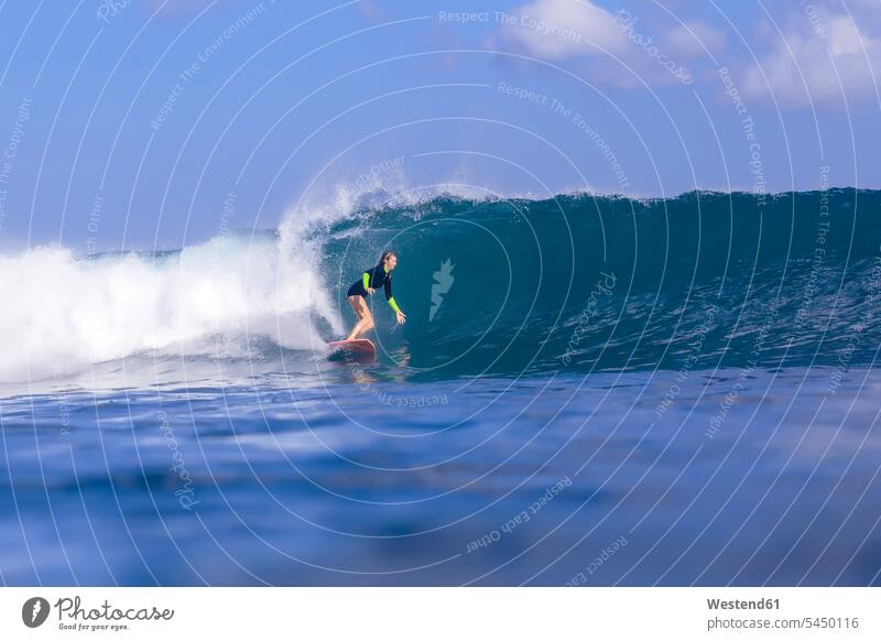 Indonesien, Bali, Frau beim Surfen Welle Wellen weiblich Frauen Meer Meere Surfing Wellenreiten Wasser Erwachsener erwachsen Mensch Menschen Leute People