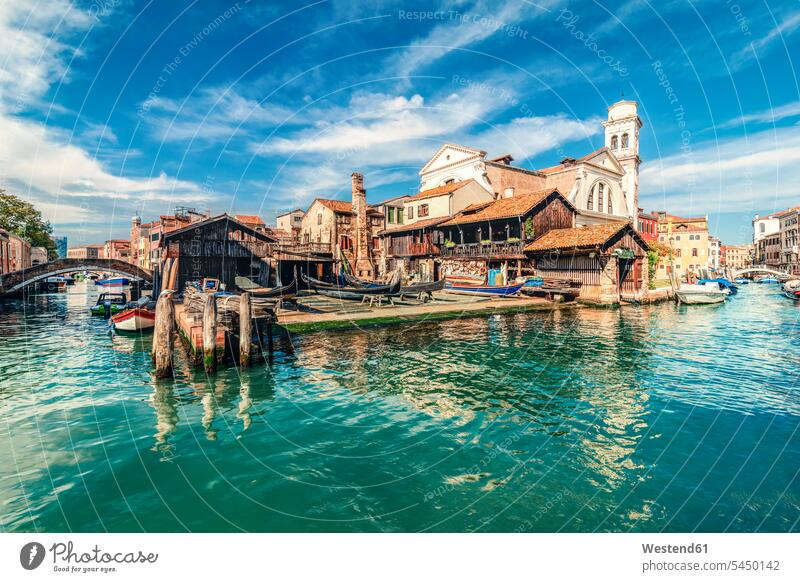 Italien, Venedig, Gondelwerft am Rio di San Trovaso Wolke Wolken Architektur Baukunst Sonnenlicht Wasser Boot Boote UNESCO-Weltkulturerbe UNESCO Weltkulturerbe