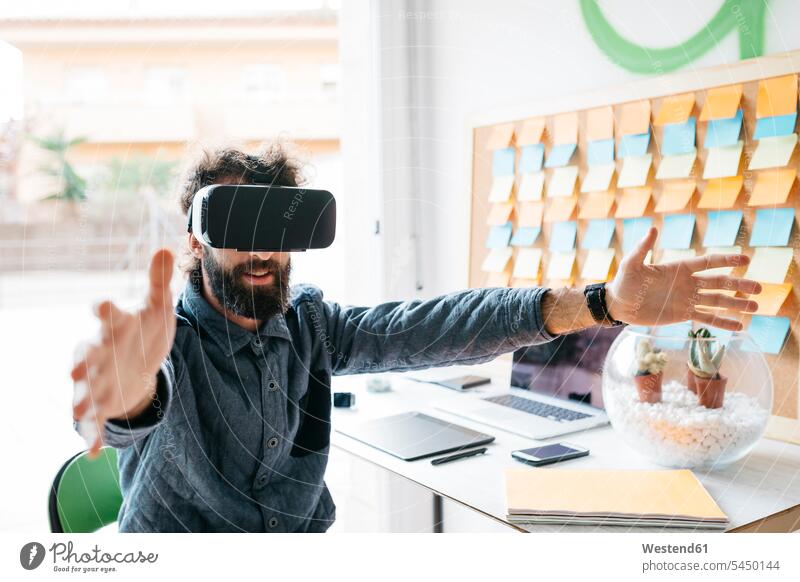 Mann mit Virtual-Reality-Brille arbeitet an neuem Projekt Virtual Reality Brille Virtual Reality-Brille VR Brille Männer männlich Wearable Wearables