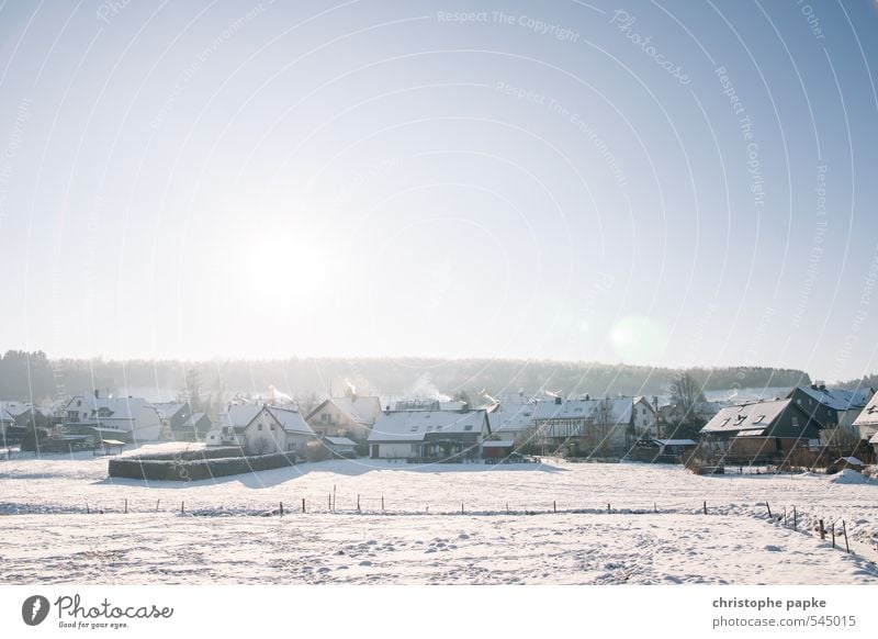 verschneite Dorflandschaft im Winter Haus Eis Schnee Frost Idylle Sonnenlicht Schönes Wetter klirrende Kälte Feld Siegerland Menschenleer frieren kalt Rauch