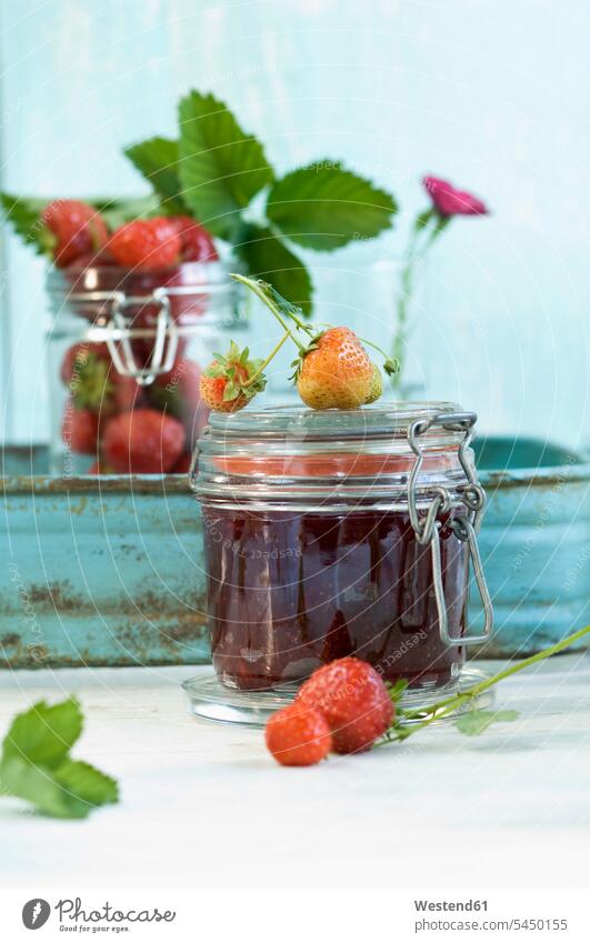 Einmachglas mit hausgemachter Erdbeermarmelade Erdbeere Erdbeeren Fragaria Food and Drink Lebensmittel Essen und Trinken Nahrungsmittel Bügelverschluss
