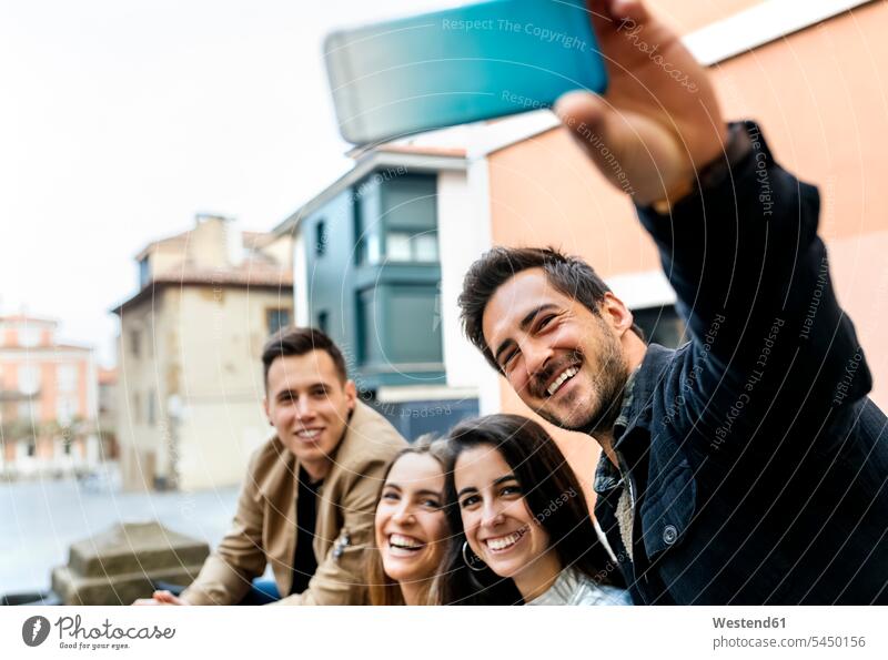 Eine Gruppe von Freunden macht ein Selfie in der Stadt Handy Mobiltelefon Handies Handys Mobiltelefone Selfies Freundschaft Kameradschaft Telefon telefonieren