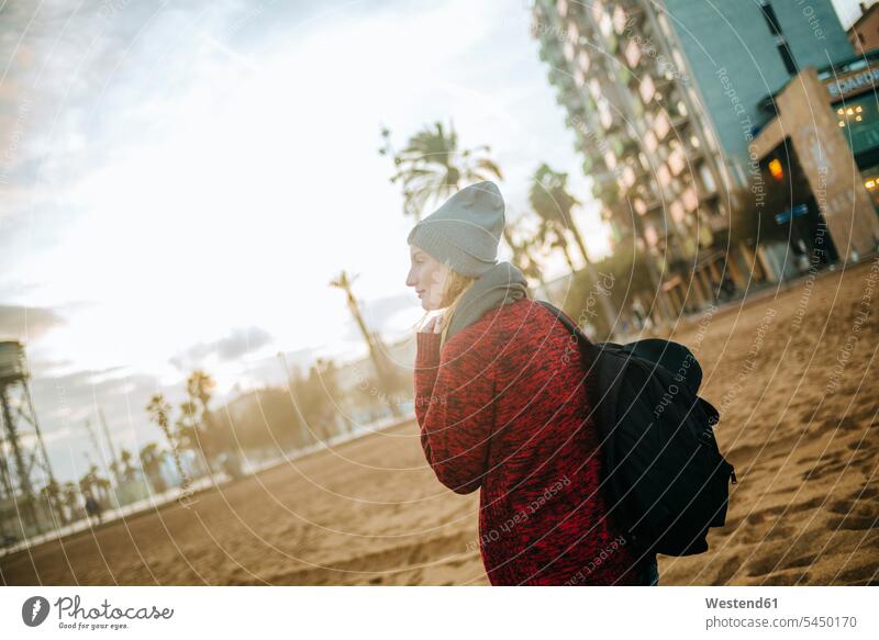 Spanien, Barcelona, junge Frau am Strand im Winter Beach Straende Strände Beaches weiblich Frauen Erwachsener erwachsen Mensch Menschen Leute People Personen