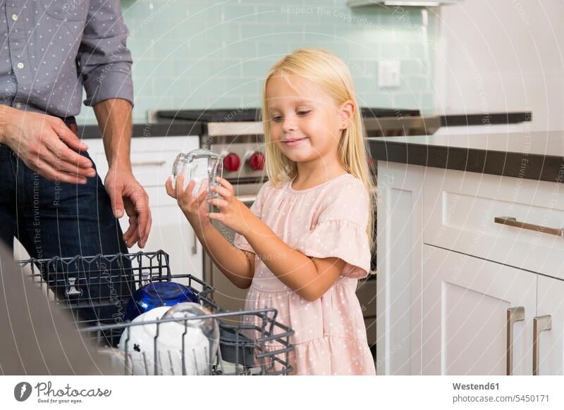 Mädchen hilft Vater beim Abräumen des Geschirrspülers in der Küche Tochter Töchter ausräumen Küchen helfen mithelfen Hilfsbereitschaft beistehen Mithilfe