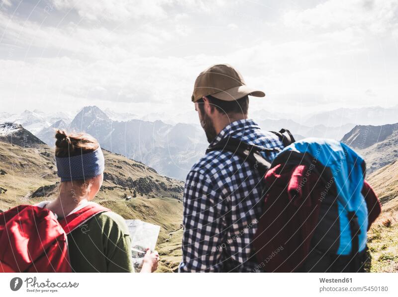 Deutschland, Bayern, Oberstdorf, zwei Wanderer mit Karte in alpiner Landschaft Paar Pärchen Paare Partnerschaft wandern Wanderung Karten Gebirge Berglandschaft