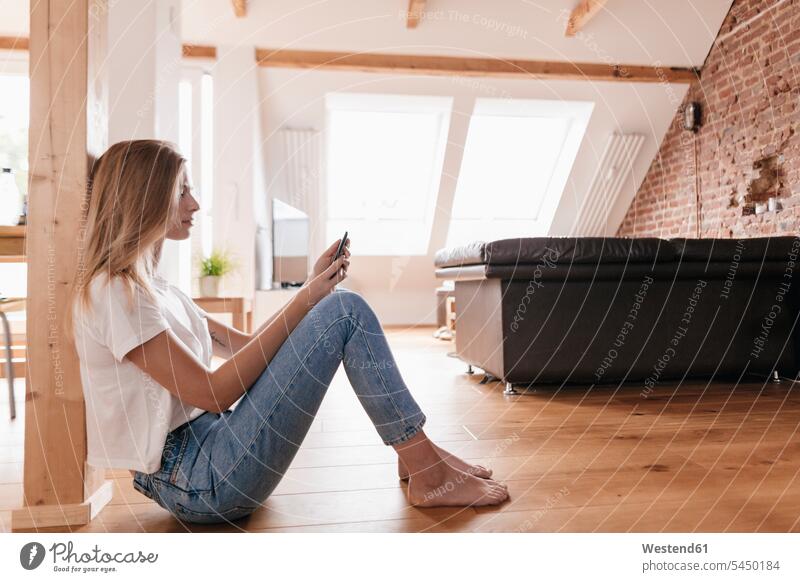 Junge Frau zu Hause mit Smartphone Gemütlich Wohlfühlen behaglich Gemütlichkeit Nachricht Mitteilung Botschaft SMS Textnachricht lesen Lektüre Handy