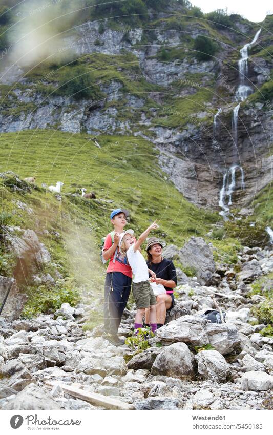 Österreich, Südtirol, Familienwandern stehen stehend steht Mutter Mami Mutti Mütter Mama Wanderin Wanderinnen Aussicht bewundern die Aussicht bewundern