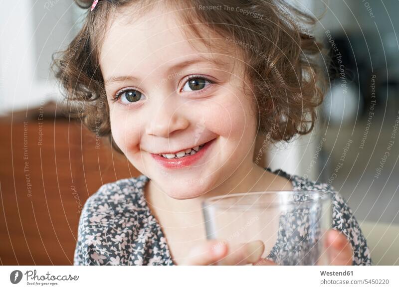 Porträt eines lächelnden kleinen Mädchens mit Glas weiblich Portrait Porträts Portraits Kind Kinder Kids Mensch Menschen Leute People Personen Trinkgläser