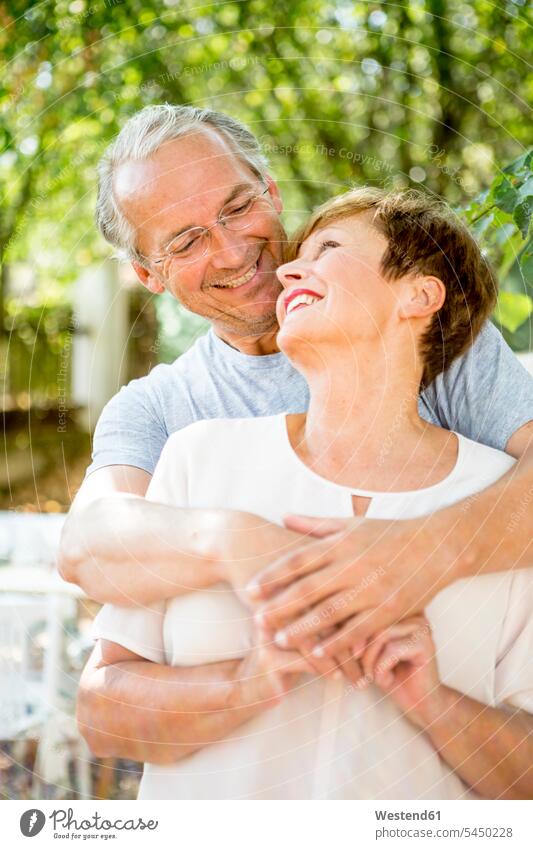Porträt eines glücklichen älteren Paares im Freien Pärchen Partnerschaft umarmen Umarmung Umarmungen Arm umlegen lächeln Mensch Menschen Leute People Personen