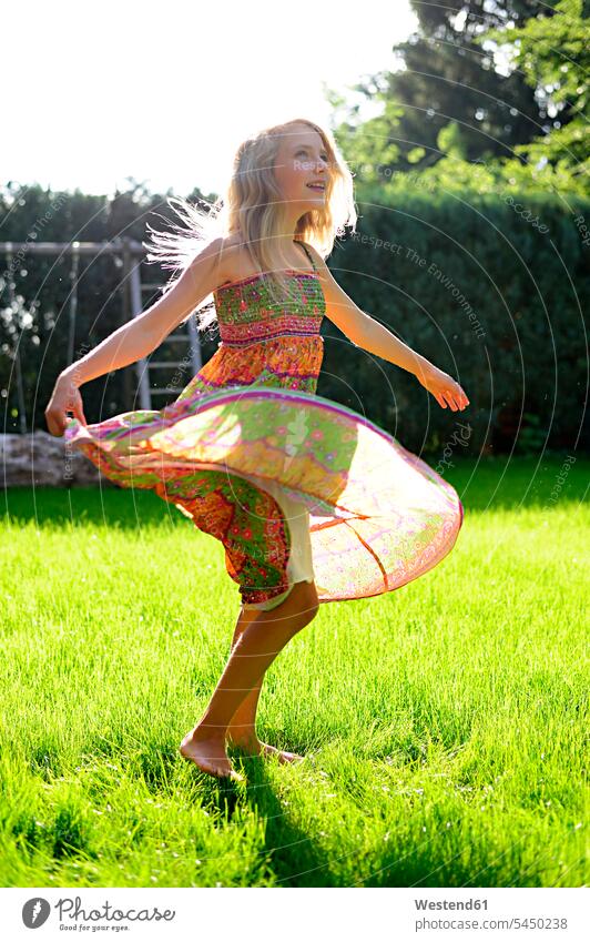 Glückliches Mädchen trägt ein Kleid im Garten weiblich Kleider lächeln Gärten Gaerten Kind Kinder Kids Mensch Menschen Leute People Personen Deutschland