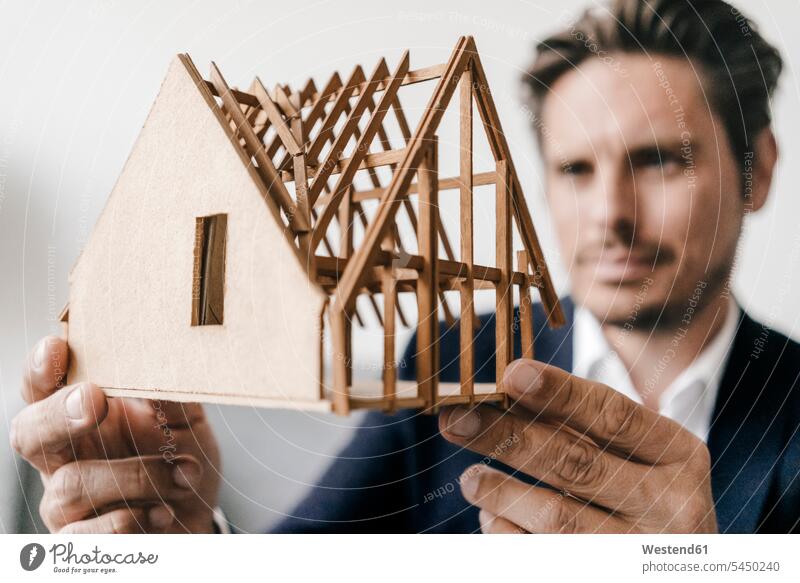 Nahaufnahme eines Architekten, der ein Architekturmodell untersucht Modell Modelle Mann Männer männlich ansehen Erwachsener erwachsen Mensch Menschen Leute