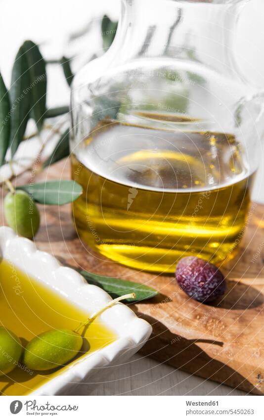 Frisches Olivenöl in Schale und Oliven Öl Öle Kräuteröl grüne Olive gruene Olive gruene Oliven grüne Oliven selbstgemacht selbstgemachte hausgemacht Flasche