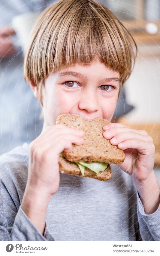 Junge isst ein Sandwich Portrait Porträts Portraits Buben Knabe Jungen Knaben männlich Sandwiches essen essend Kind Kinder Kids Mensch Menschen Leute People