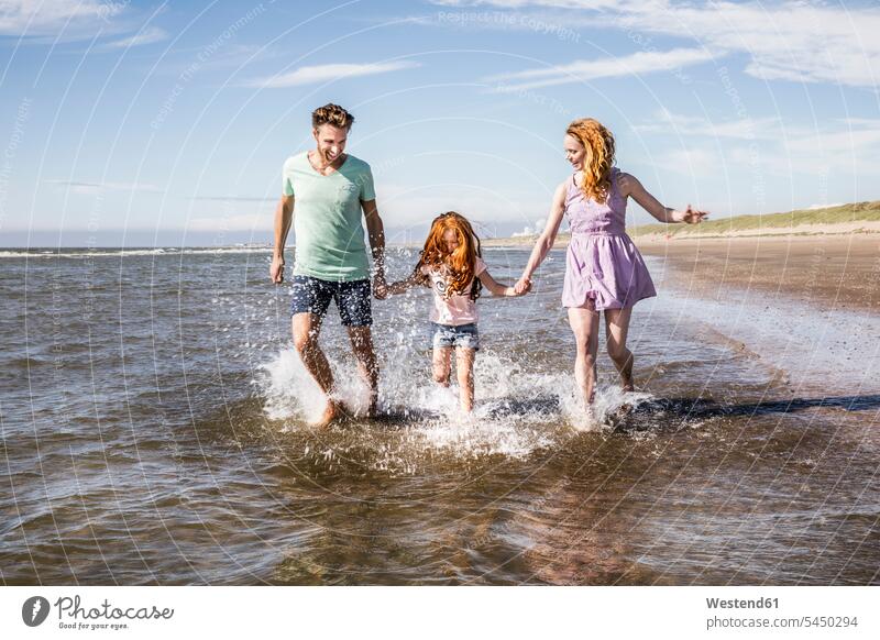 Niederlande, Zandvoort, glückliche Familie plätschert im Meer Glück glücklich sein glücklichsein Strand Beach Straende Strände Beaches Familien Spaß Spass Späße