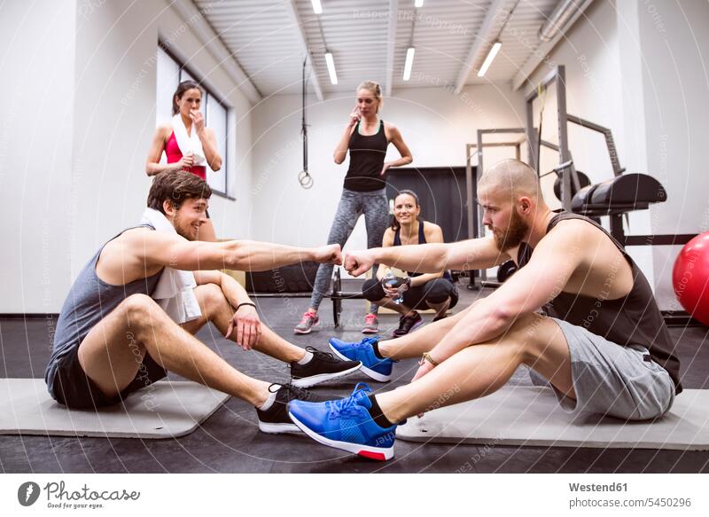 Sportler, die eine Trainingspause im Fitnessstudio einlegen lächeln Fitnessclubs Fitnessstudios Turnhalle trainieren fit Gesundheit gesund Zusammengehörigkeit