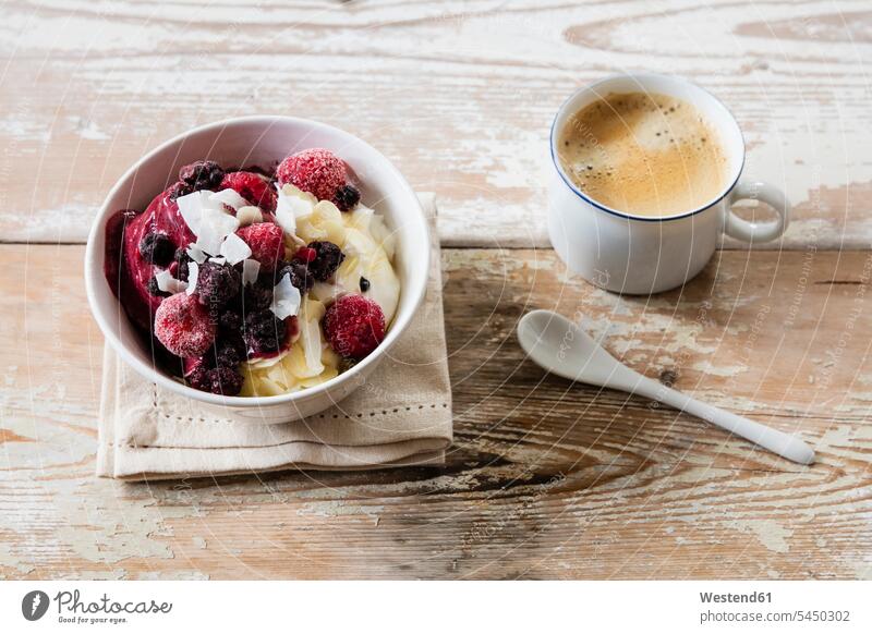 Schale mit Nanaeis und Tasse Kaffee Frühstück frühstücken Frische frisch Gesunde Ernährung Ernaehrung Gesunde Ernaehrung Gesundheit gesund Banane Bananen