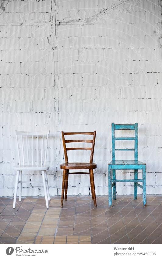 Leere Stühle gegen weiße Ziegelmauer Loft Lofts Mauer Mauern Textfreiraum Niemand Variation verschieden Abweichung Variationen verschiedene Drei Gegenstände 3