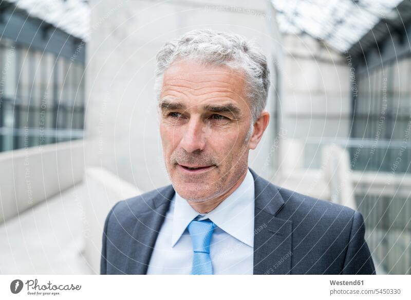 Porträt eines reifen Geschäftsmannes Europäer Kaukasier Europäisch kaukasisch Anzug Anzuege Anzüge Kompetenz kompetent graue Haare grauhaarig graues Haar